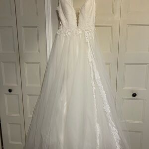 Elegant White Lace Wedding Dress